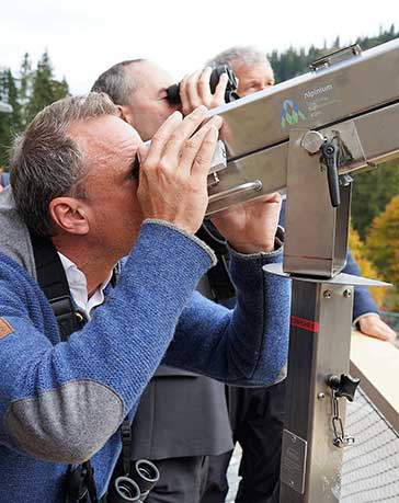 Umweltminister Glauber auf der Gamsbeobachtungsstation am Riedbergpass