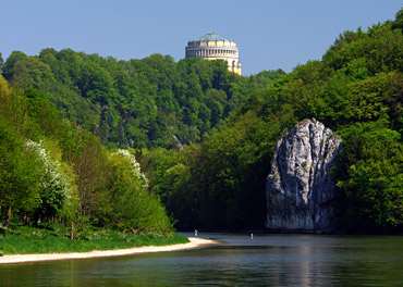 Das Bild zeigt einen Steg an einem Fluss entlang