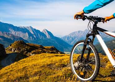 Das Bild zeigt einen Mountainbiker vor Bergkulisse
