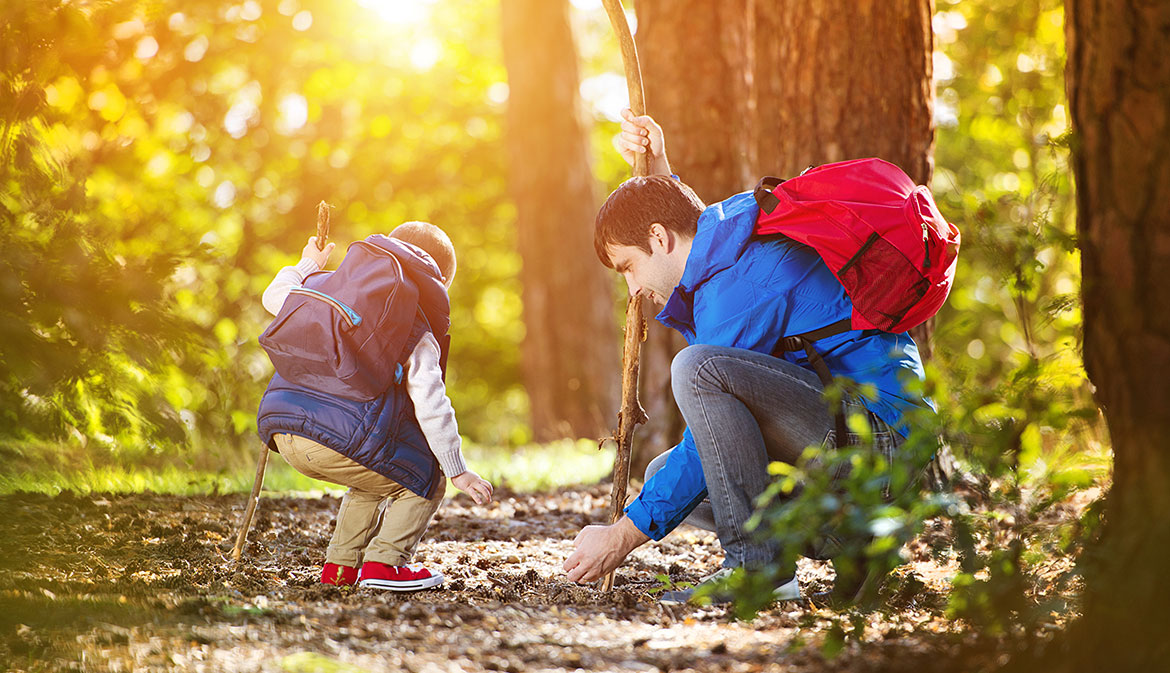 Das Bild zeigt drei Kinder, die am Bach spielen. Foto: www.bayern.by – Jan Greune 