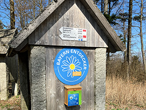 Stempelstation Im Infohäuschen auf dem Parkplatz am Waldstein