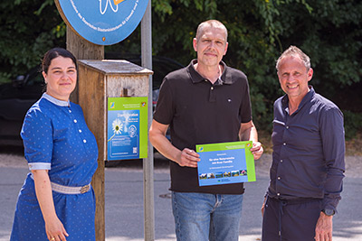Das Bild zeigt die Gewinnübergabe an Herrn Markus Donhauser durch Umweltminister Thorsten Glauber und Gebietsbetreuerin Eva Menzl