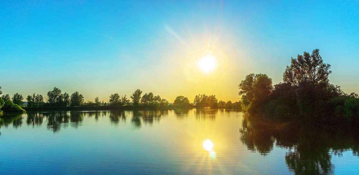 Das Bild zeigt den Altmühlsee bei Sonnenuntergang